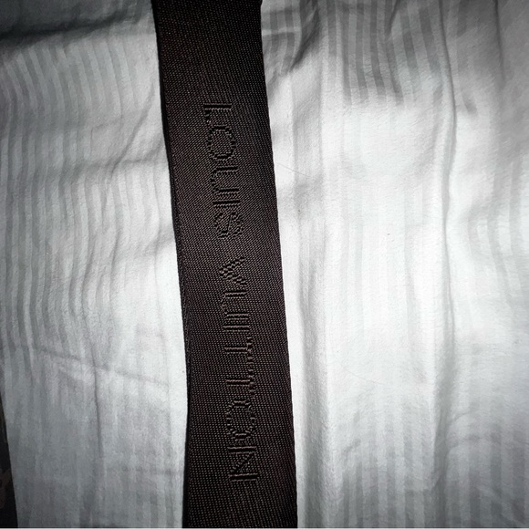 Louis Vuitton
Abbesses Messenger Bag Monogram Canva - Picture 17 of 17